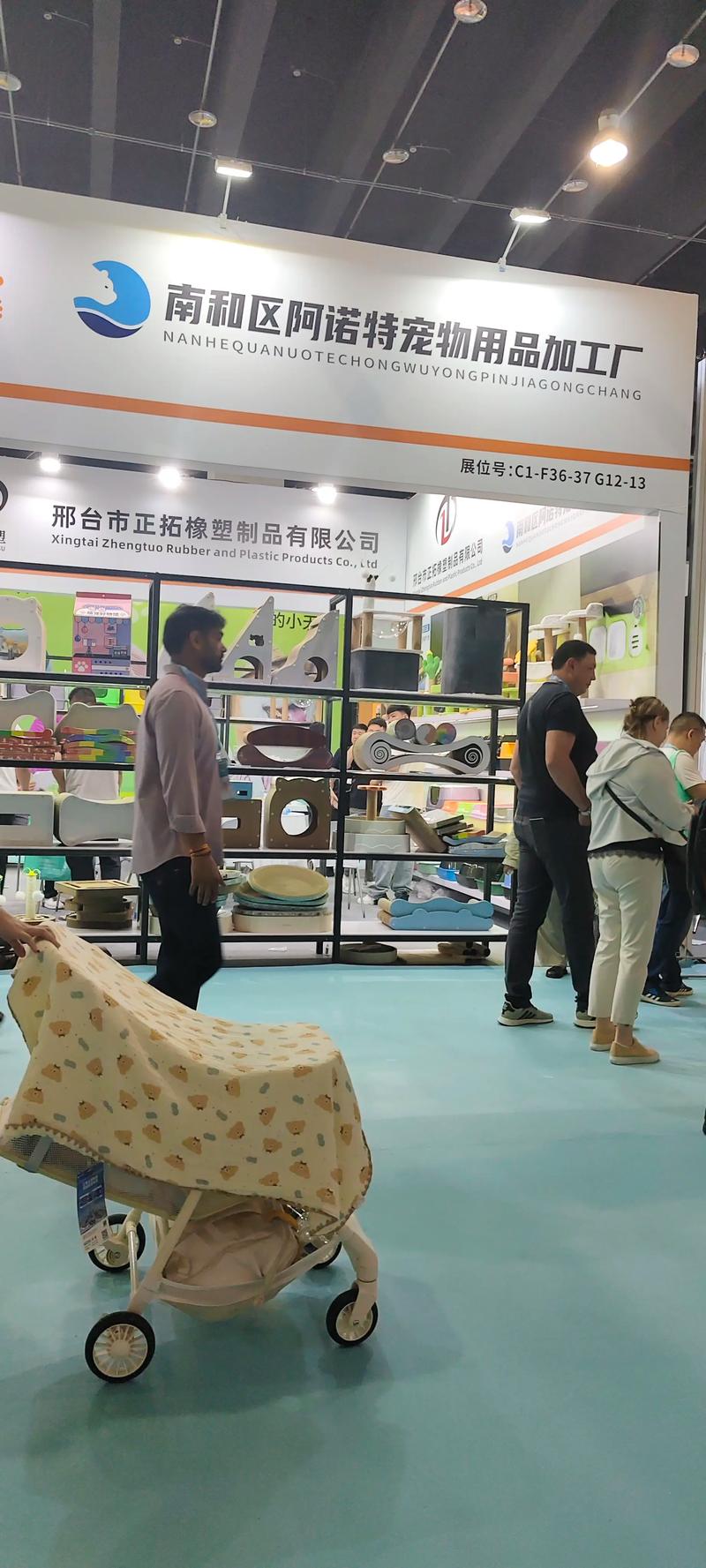 義烏寵物展圓滿閉幕，跨境電商與貓爬架生產(chǎn)商引領(lǐng)行業(yè)新浪潮